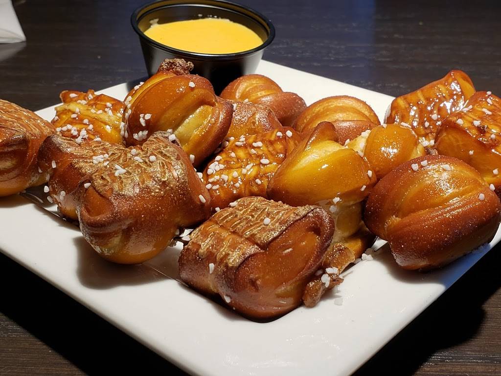 Red Robin Gourmet Burgers and Brews | restaurant | 3190 W 210th St, Fairview Park, OH 44126, USA | 2163071717 OR +1 216-307-1717