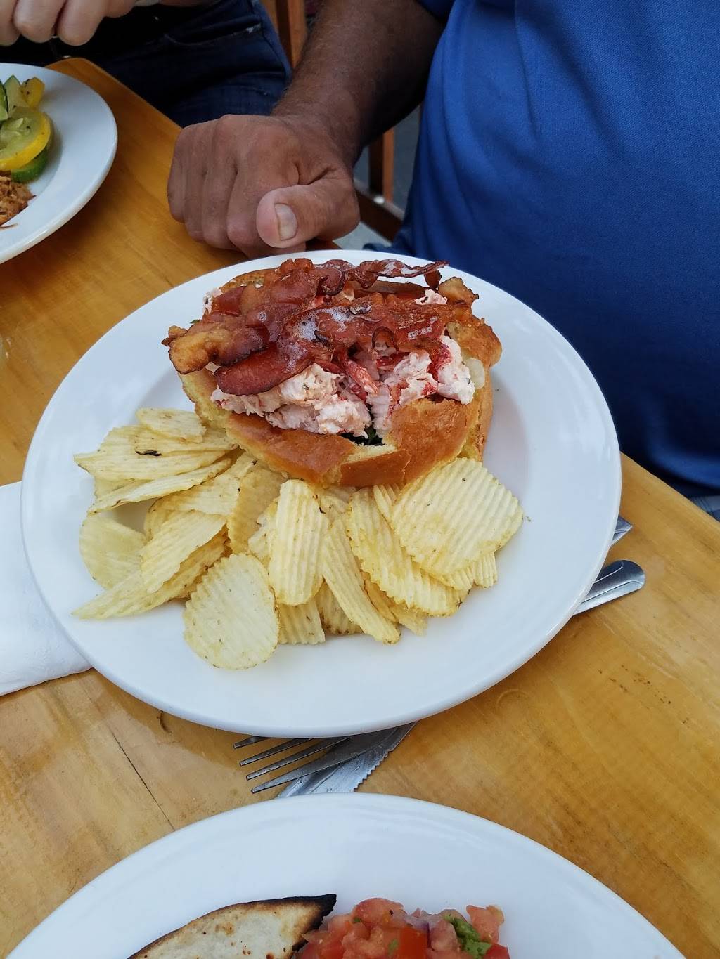 Hooks Chill & Grille | restaurant | 696 Main St, Ogunquit, ME 03907, USA | 2072164813 OR +1 207-216-4813