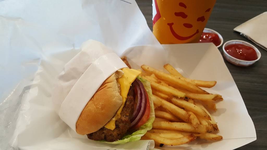 HARDEES | restaurant | 27320 Wesley Chapel Blvd, Wesley Chapel, FL 33544, USA | 8138037215 OR +1 813-803-7215