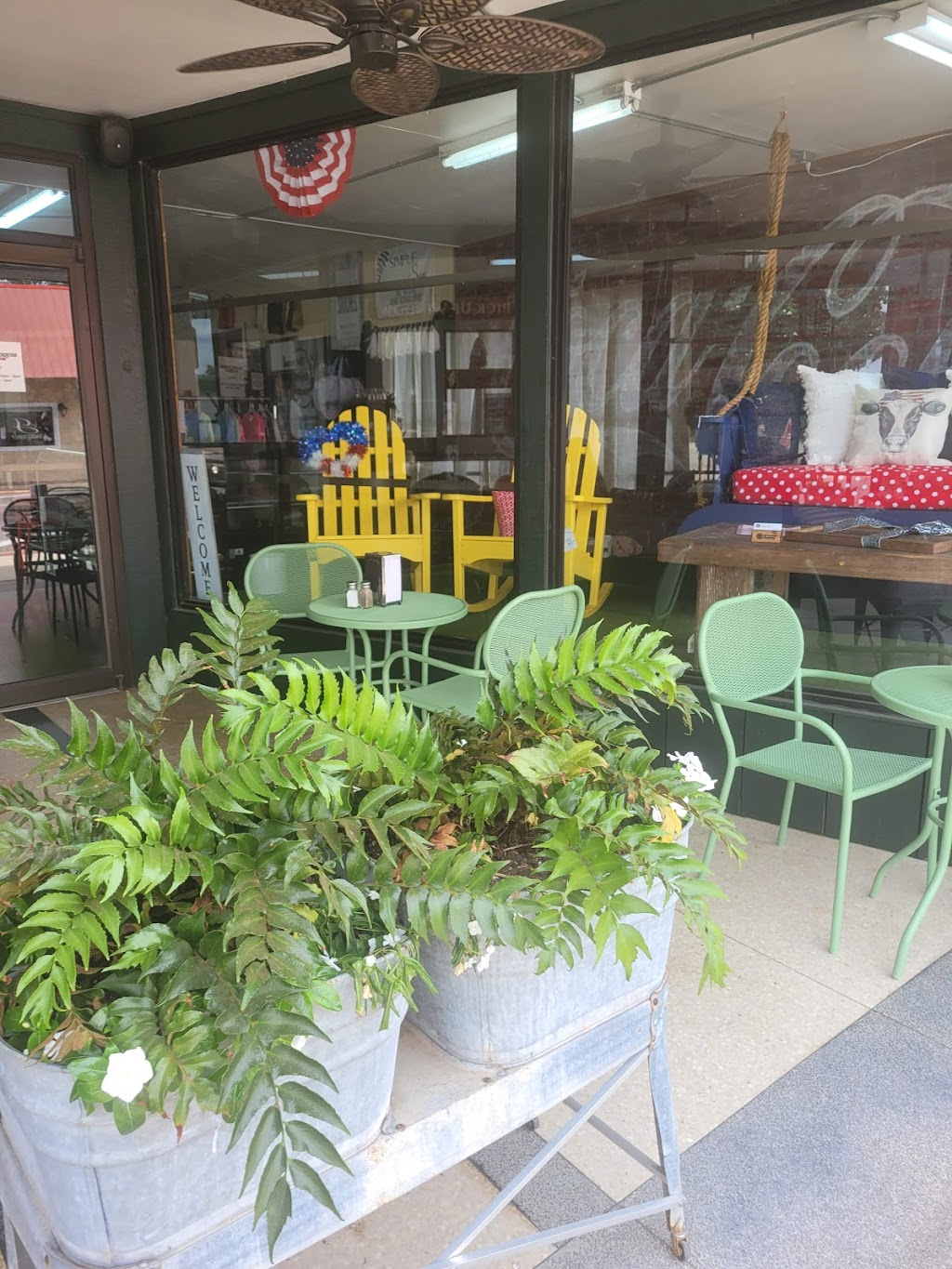 Griffins Antiques & Main Street Market | restaurant | 228 SW Main St, Bunkie, LA 71322, USA | 3183465005 OR +1 318-346-5005