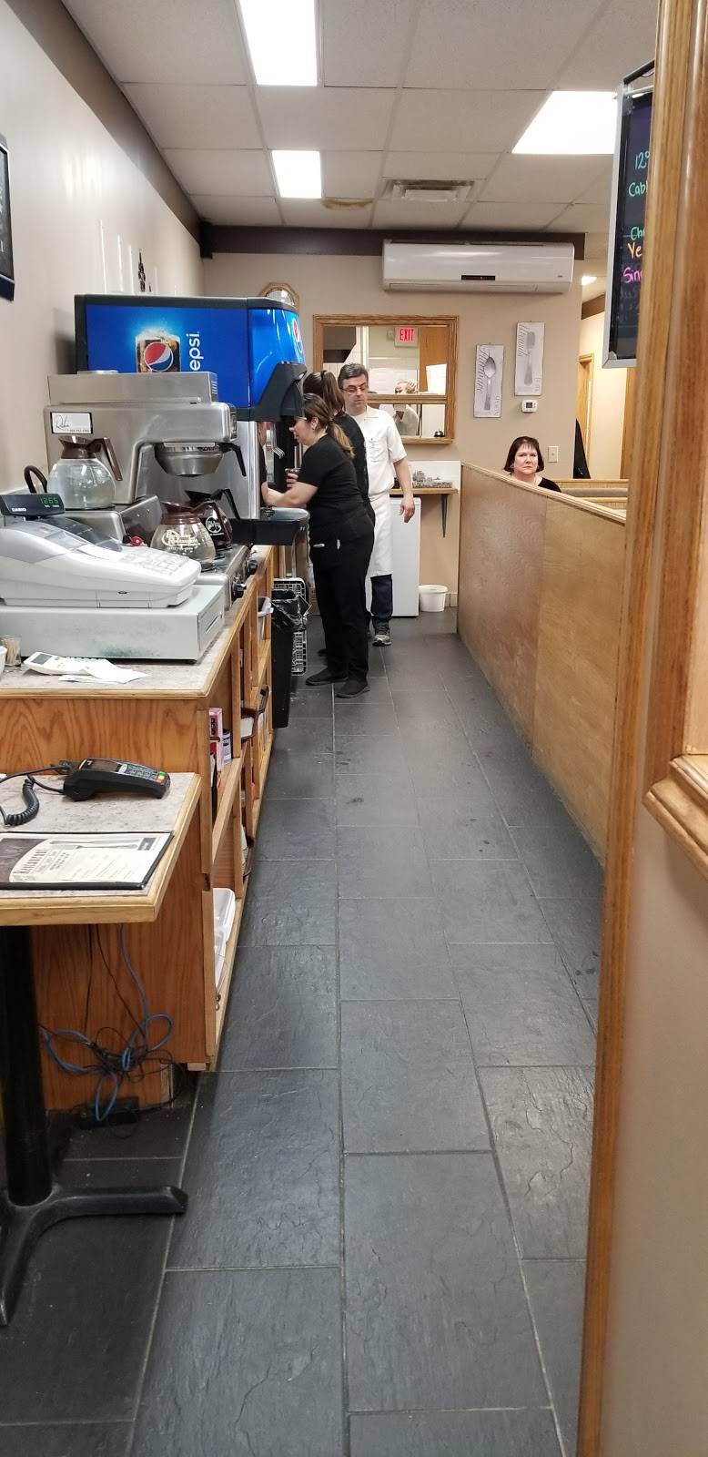 Queens Café Restaurant | restaurant | 149 Broadway, Tillsonburg, ON N4G 3P7, Canada | 5196880191 OR +1 519-688-0191