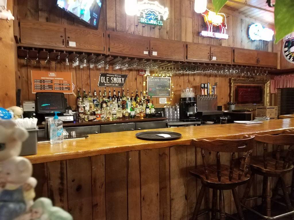 Bennetts Pit Bar-B-Que | restaurant | 714 River Rd, Gatlinburg, TN 37738, USA | 8654362400 OR +1 865-436-2400