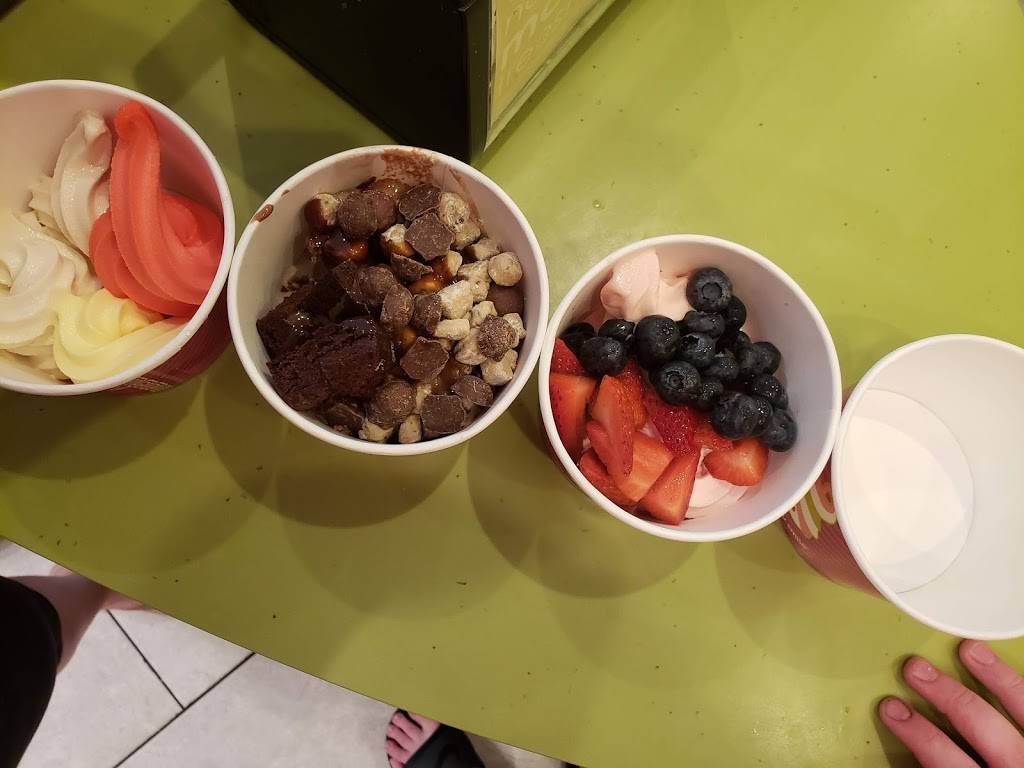 Menchies Frozen Yogurt | bakery | 10922 W National Ave, West Allis, WI 53227, USA | 4148827773 OR +1 414-882-7773