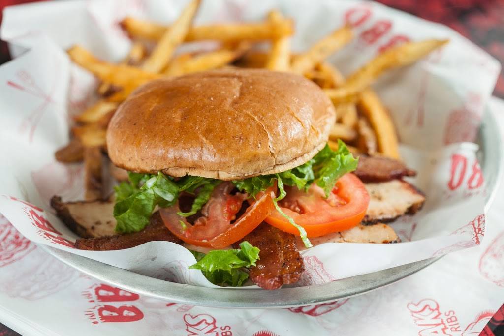 Backyard BBQ & Booze | restaurant | 2600 W Sylvania Ave #1, Toledo, OH 43613, USA | 4194752515 OR +1 419-475-2515