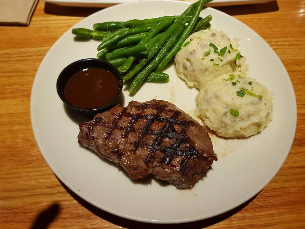 Applebees Grill + Bar | restaurant | 2111 W 8 Mile Rd, Detroit, MI 48203, USA | 3135865980 OR +1 313-586-5980