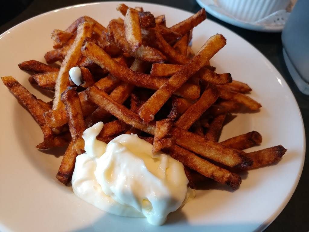 Cyranos Restaurant | restaurant | 2039 Robertson Rd, Nepean, ON K2H 8R2, Canada | 6137210510 OR +1 613-721-0510