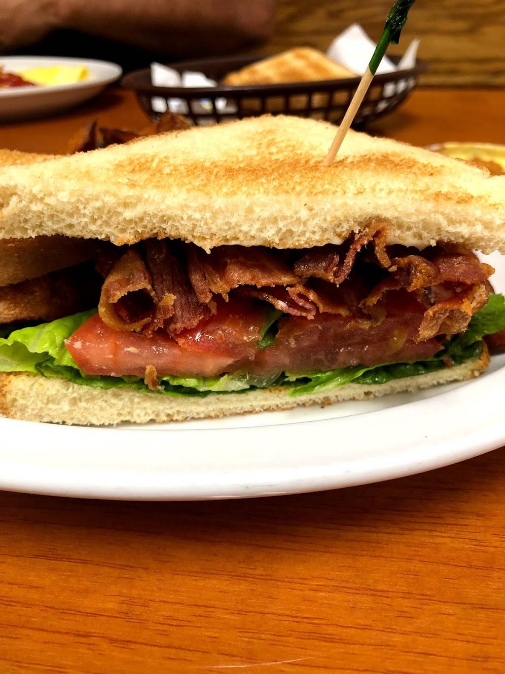 Village Grill | restaurant | 1730 Dickerson Blvd # J, Monroe, NC 28110, USA | 7042257277 OR +1 704-225-7277