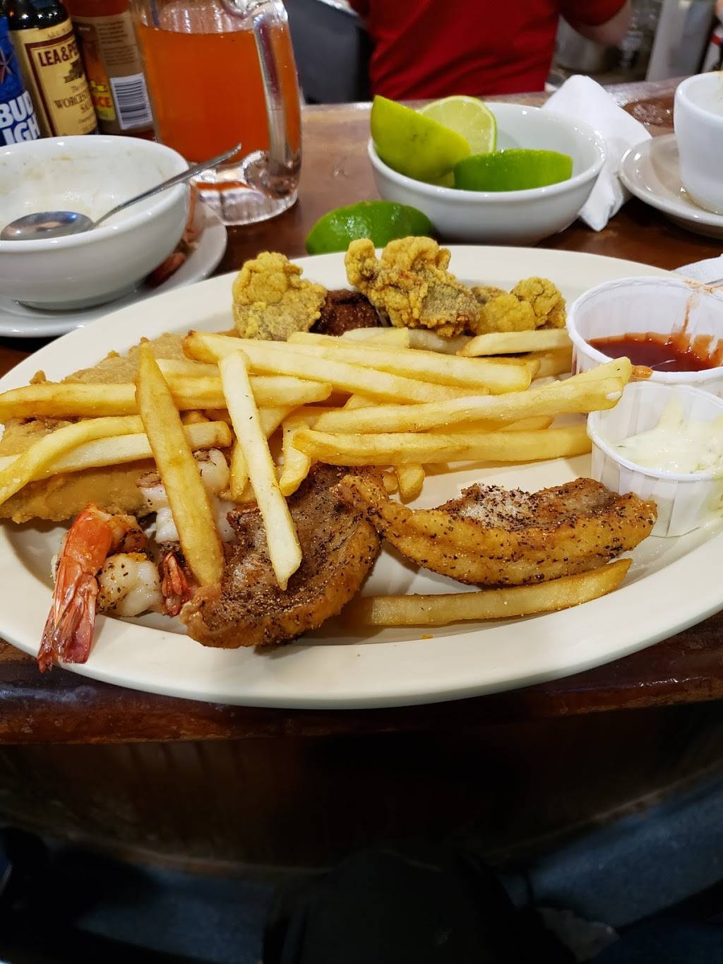 Captain Toms Seafood & Oyster | restaurant | 13955 East Fwy, Houston, TX 77015, USA | 7134513700 OR +1 713-451-3700