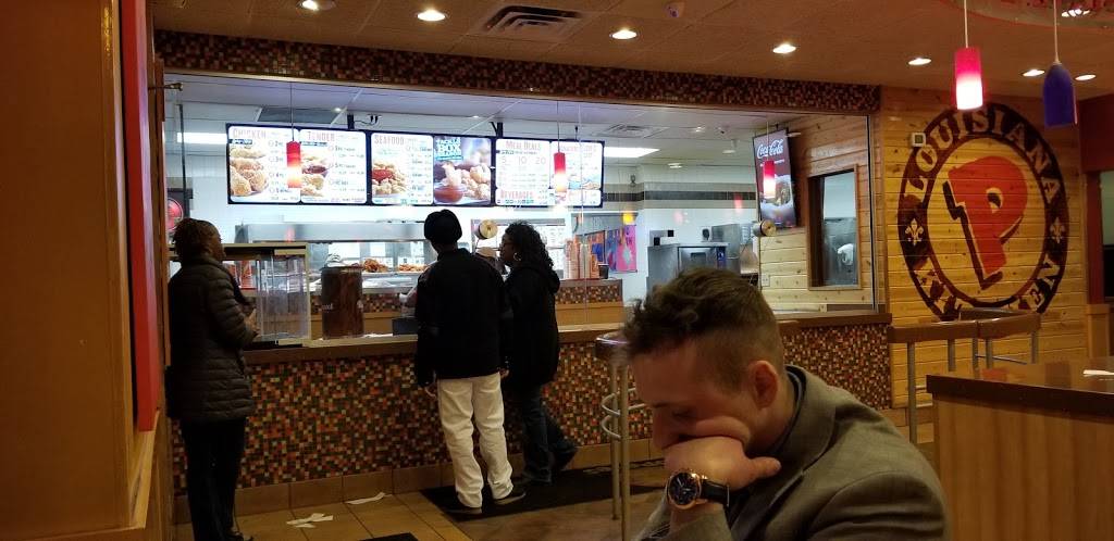 Popeyes Louisiana Kitchen | restaurant | 2910 W Capitol Dr, Milwaukee, WI 53216, USA | 4144459999 OR +1 414-445-9999