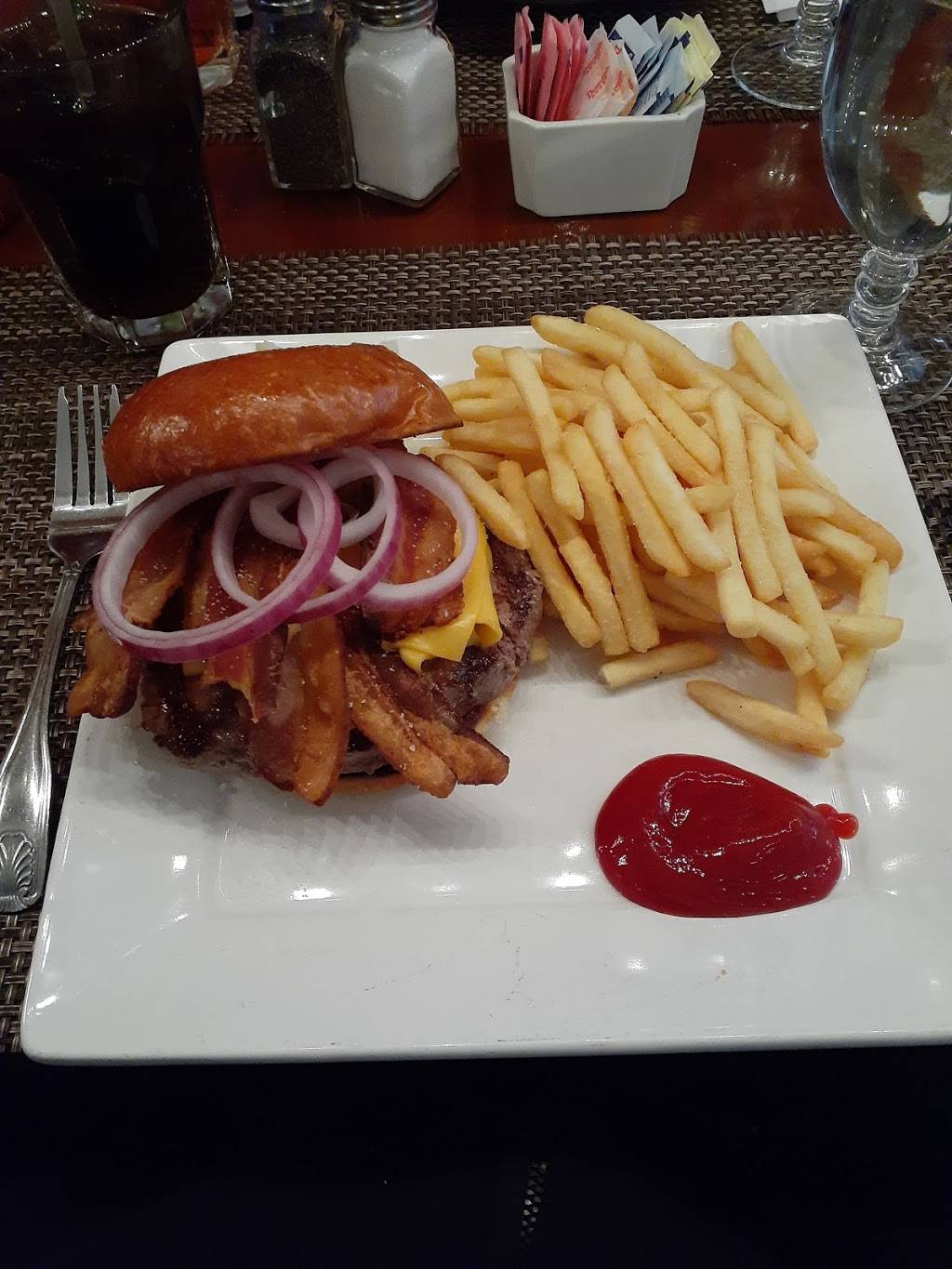 Michaels Café | restaurant | 27-05 39th Ave, Long Island City, NY 11101, USA | 3475363633 OR +1 347-536-3633