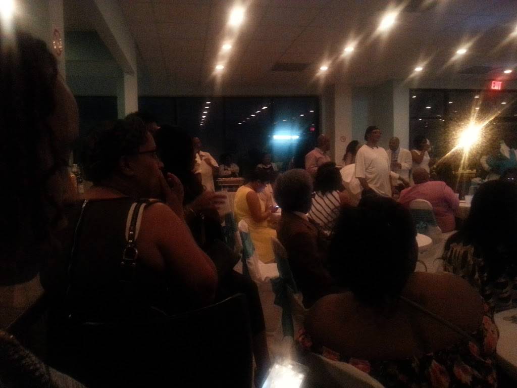 Paradise Restaurant | restaurant | 2101 Paris Rd, New Orleans, LA 70129, USA | 5042778054 OR +1 504-277-8054