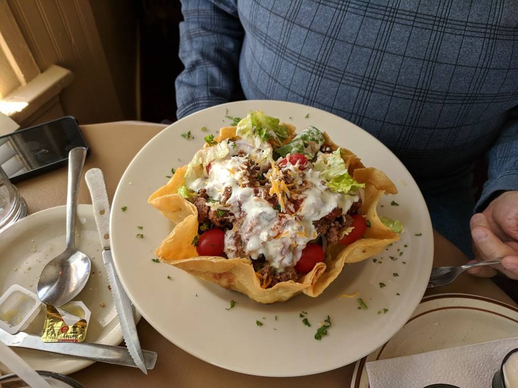 Ferrantes Restaurant & Signature Catering | restaurant | 10404 N Port Washington Rd, Mequon, WI 53092, USA | 2622415420 OR +1 262-241-5420