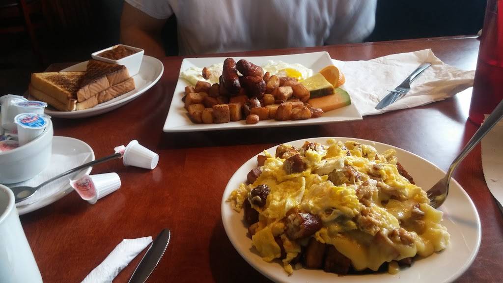 Dunns Famous Bank Street Deli | restaurant | 2679 Bank St, Gloucester, ON K1T 1N1, Canada | 6132477771 OR +1 613-247-7771