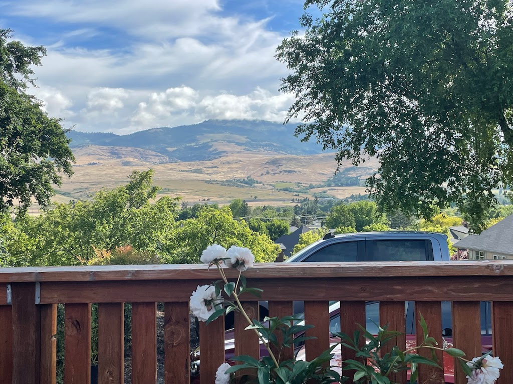 The Breadboard Restaurant | restaurant | 744 N Main St, Ashland, OR 97520, USA | 5414880295 OR +1 541-488-0295