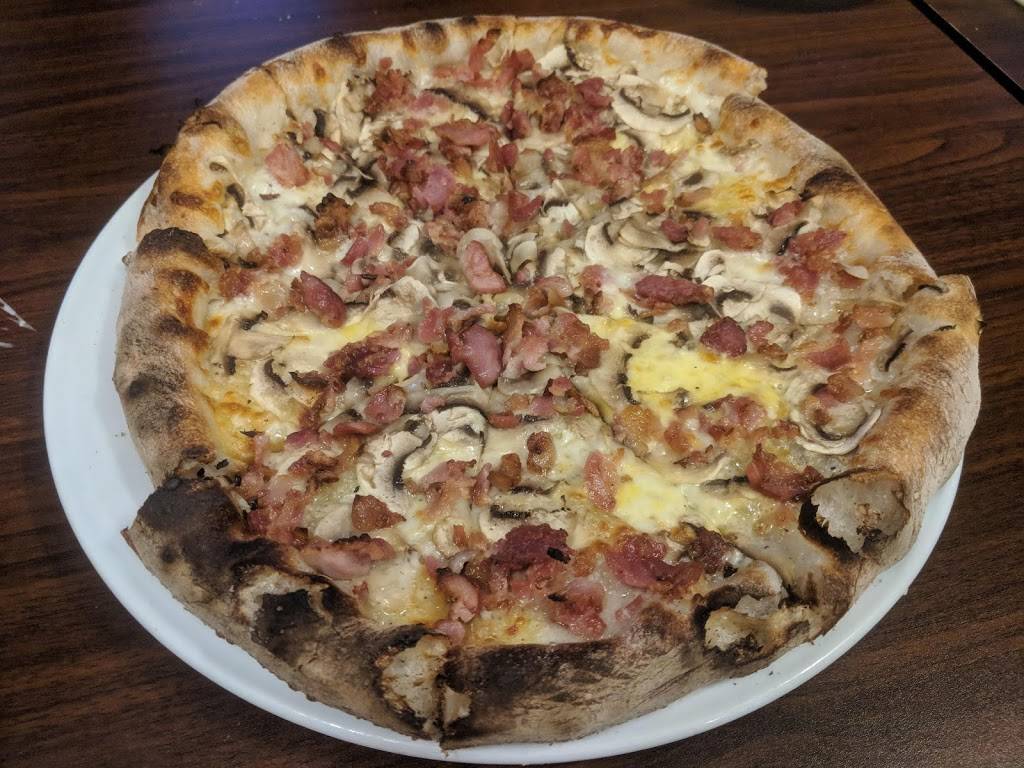 Vittorios Slice Of Italy | restaurant | 3115 Forest Glade Dr, Windsor, ON N8R 1W6, Canada | 5199799554 OR +1 519-979-9554