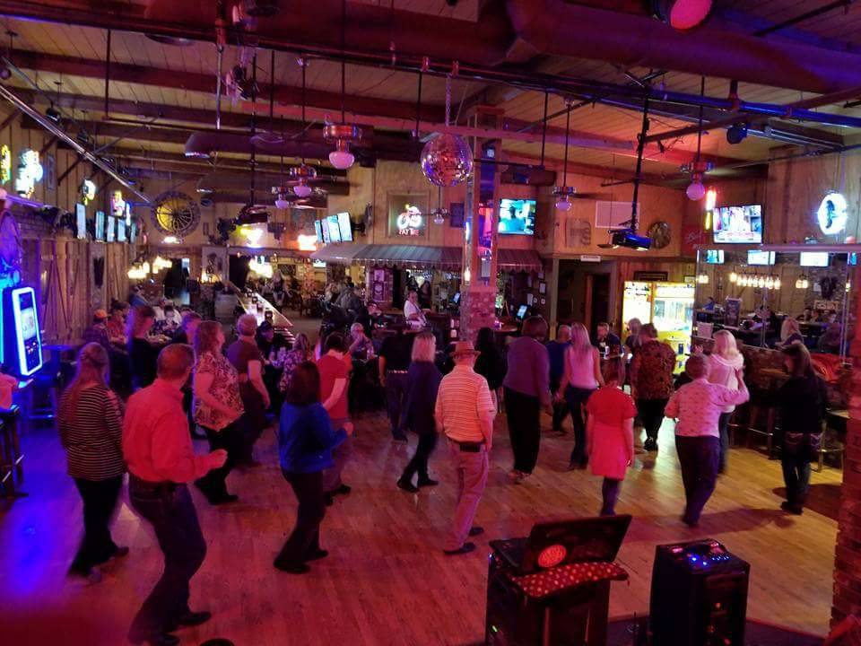 Rusty Bull | restaurant | 13685 John Glenn Rd, Apple Valley, CA 92308, USA | 7609617979 OR +1 760-961-7979