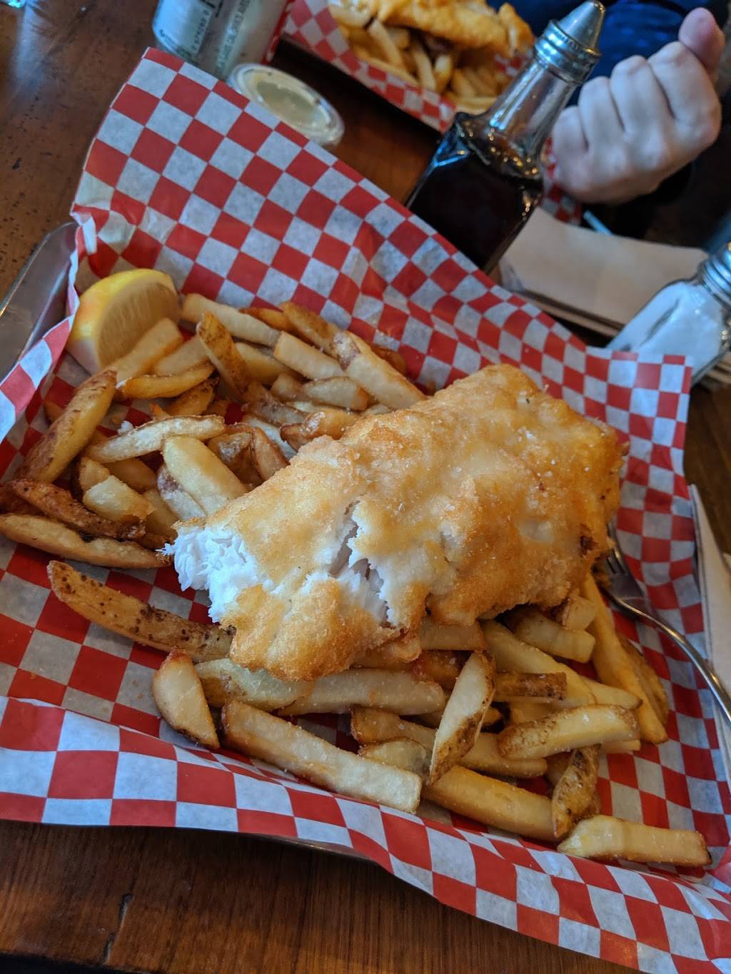 FISHINN | restaurant | 2392 Bloor St W, Toronto, ON M6S 1P5, Canada | 4166044888 OR +1 416-604-4888