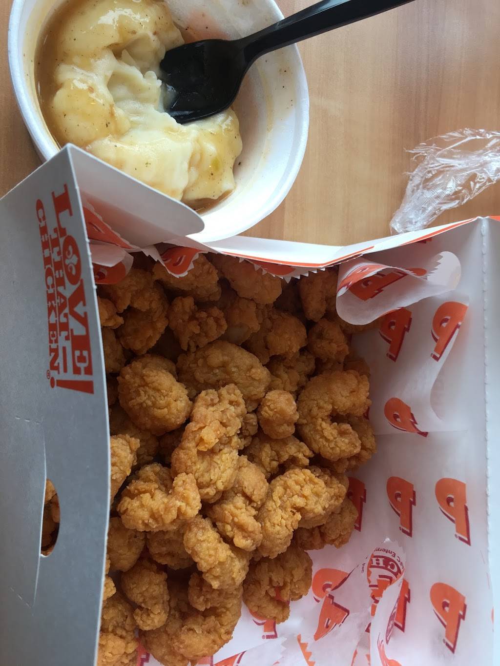 Popeyes Louisiana Kitchen | restaurant | 2580 Maple Ave, Zanesville, OH 43701, USA | 7404871279 OR +1 740-487-1279