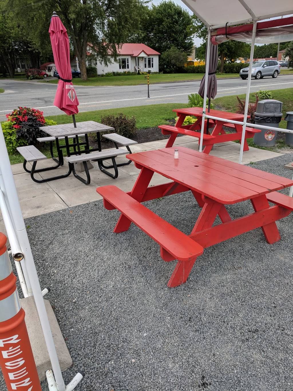 Reine de la Patate | restaurant | 246 Rue Water, Danville, QC J0A 1A0, Canada | 8198393183 OR +1 819-839-3183