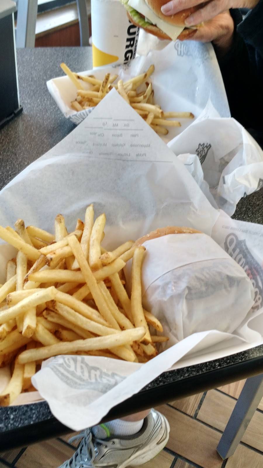 Hardees | restaurant | 2100 Twin Valley Dr, Dubuque, IA 52003, USA | 5635839404 OR +1 563-583-9404