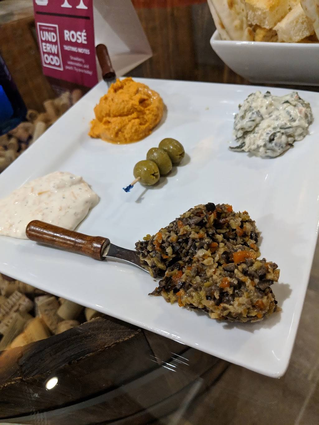 DiVine Wine Bar | restaurant | 326 S Main St, Findlay, OH 45840, USA | 5672508534 OR +1 567-250-8534