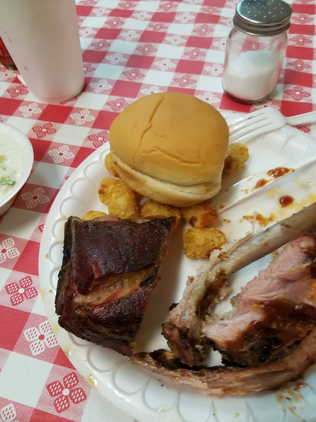 Delauders BBQ | restaurant | 1875 East Pkwy, Gatlinburg, TN 37738, USA | 8653258682 OR +1 865-325-8682