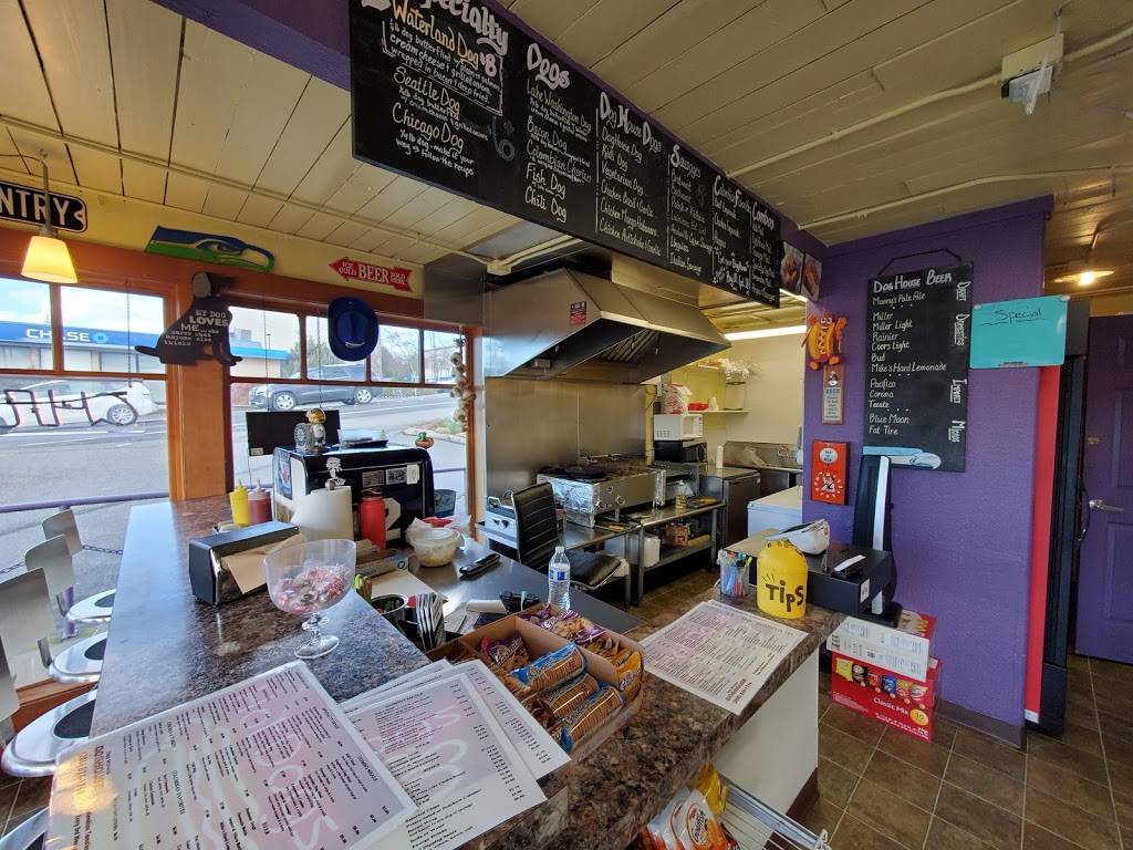 Des Moines DogHouse | meal takeaway | 22302 Marine View Dr S, Des Moines, WA 98198, USA | 2068241794 OR +1 206-824-1794