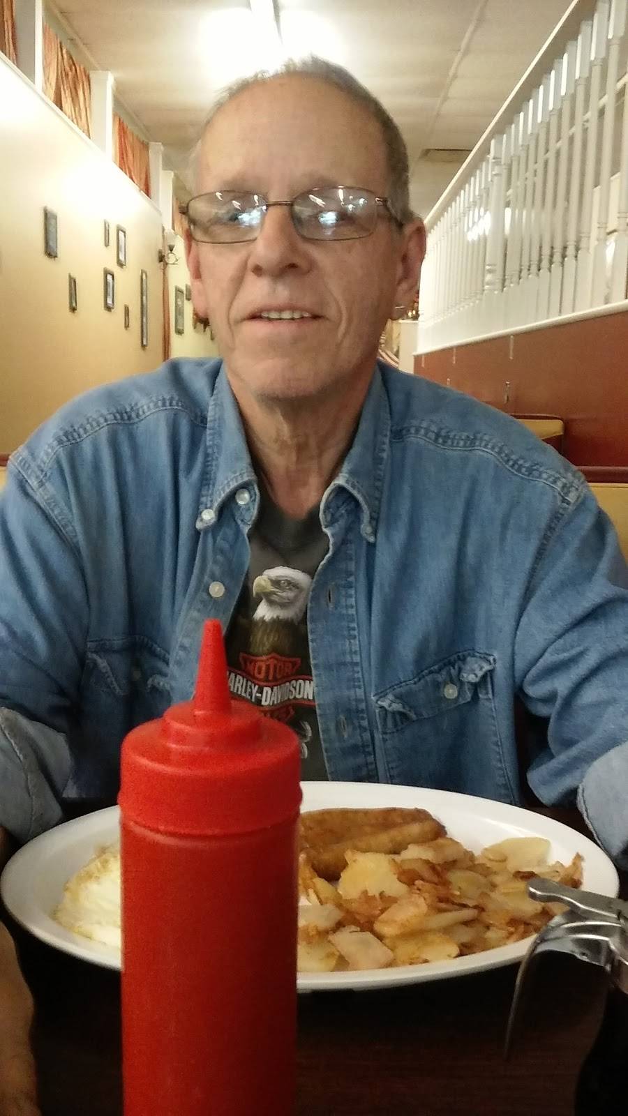 Dixies Diner | restaurant | 9680 E Center St, Windham, OH 44288, USA | 3303266077 OR +1 330-326-6077