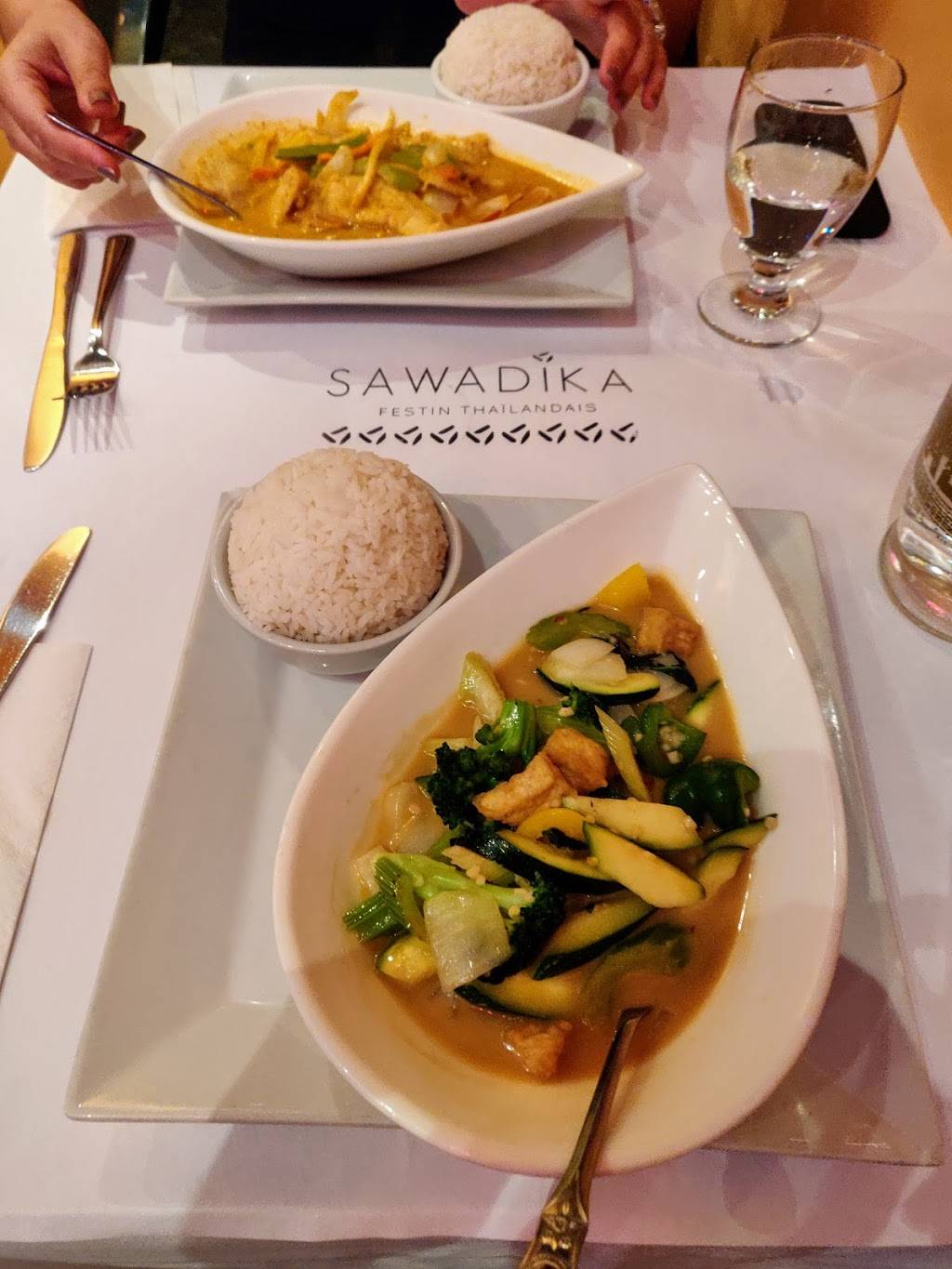 Bistro Sawadika | restaurant | 1800 Boulevard de la Côte-Vertu, Saint-Laurent, QC H4L 2A6, Canada | 5143391188 OR +1 514-339-1188
