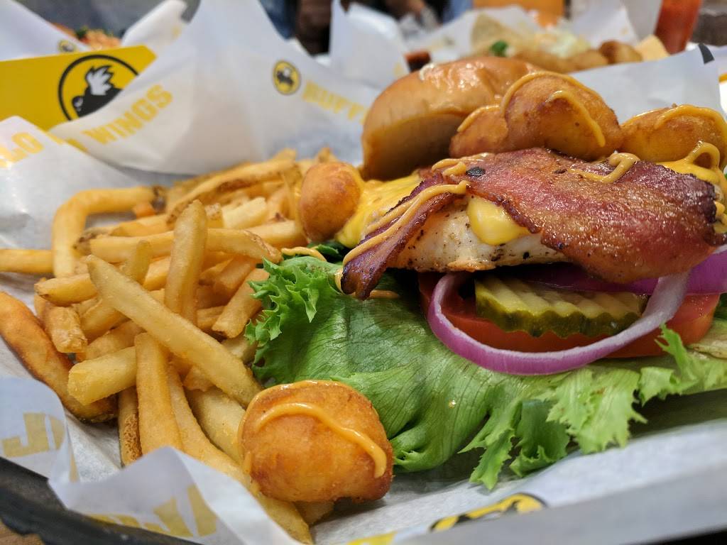 Buffalo Wild Wings | restaurant | 6 Green Acres Rd W, Valley Stream, NY 11582, USA | 5165619453 OR +1 516-561-9453