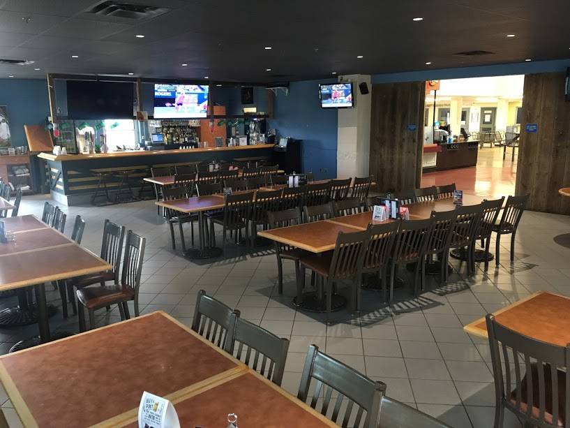 The Benchwarmer | restaurant | East, 2001 University Ave, Waterloo, ON N2K 4K4, Canada | 5198845363 OR +1 519-884-5363