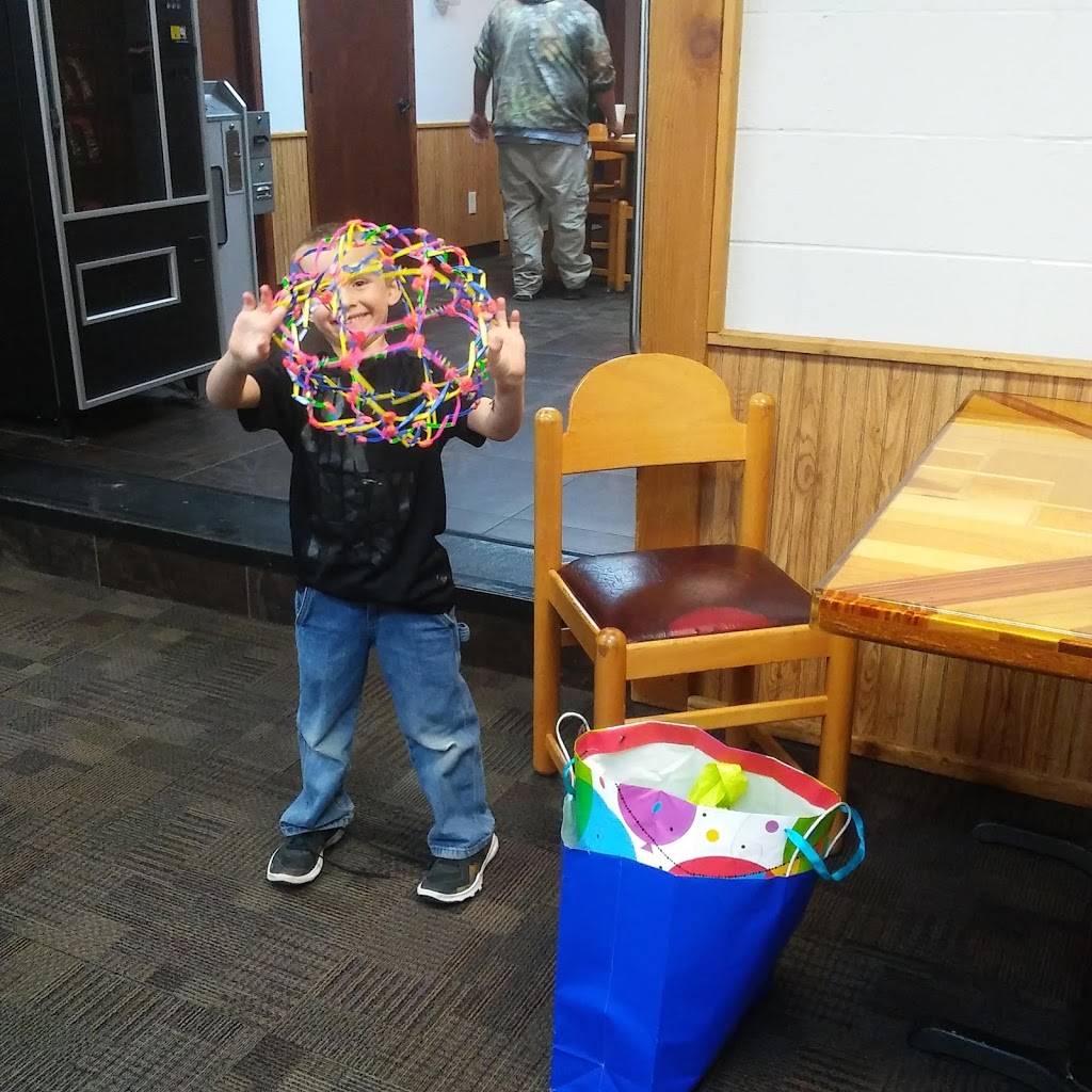 DMarios Pizza and Cheney Lanes | restaurant | 1635 Cheney Rd, Cheney, KS 67025, USA | 3165423126 OR +1 316-542-3126