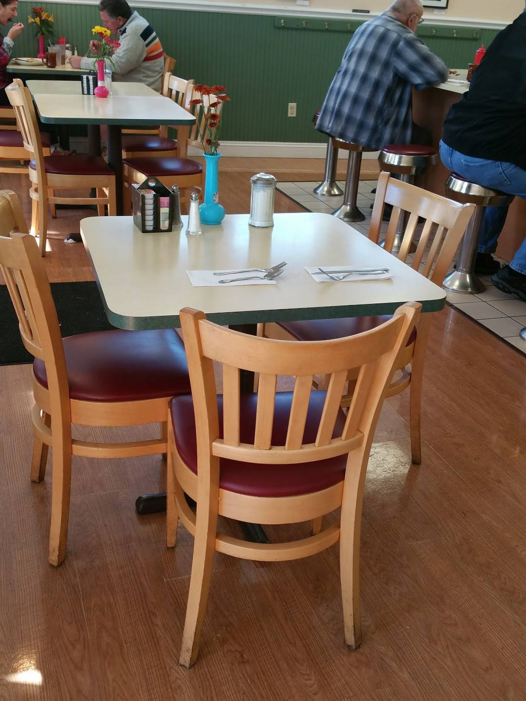 The Looking Glass Café | restaurant | 56 South St, Wrentham, MA 02093, USA | 5083842820 OR +1 508-384-2820