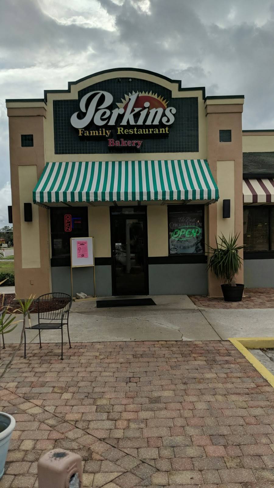 Perkins Restaurant & Bakery | restaurant | 8200 N Wickham Rd, Melbourne, FL 32940, USA | 3217525200 OR +1 321-752-5200
