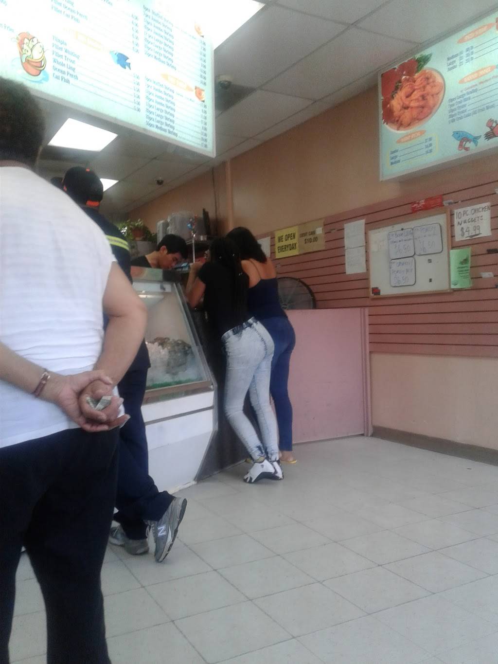 Old Lucas Seafood | restaurant | 5404 Marlboro Pike, Coral Hills, MD 20743, USA | 3015164888 OR +1 301-516-4888