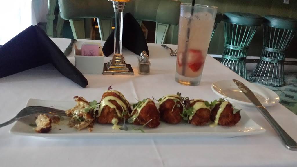 Chamberlains Bistro West Hollywood | restaurant | 1000 Westmount Dr, West Hollywood, CA 90069, USA | 3106577400 OR +1 310-657-7400