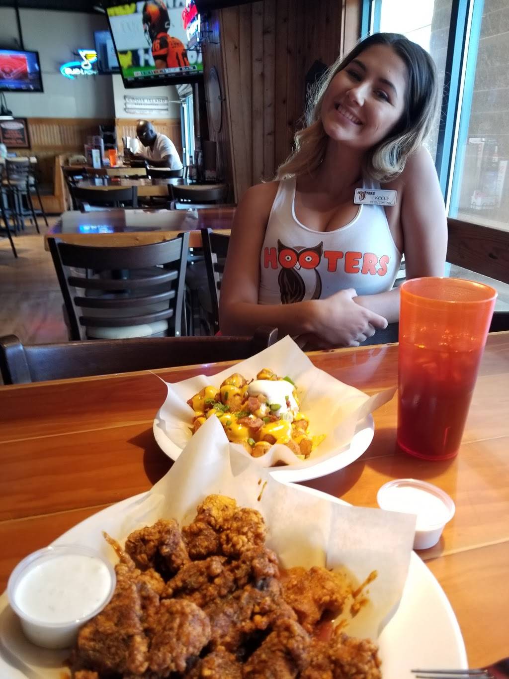 Hooters | meal takeaway | 301 Market Pl Suite C, Fairview Heights, IL 62208, USA | 6183983374 OR +1 618-398-3374