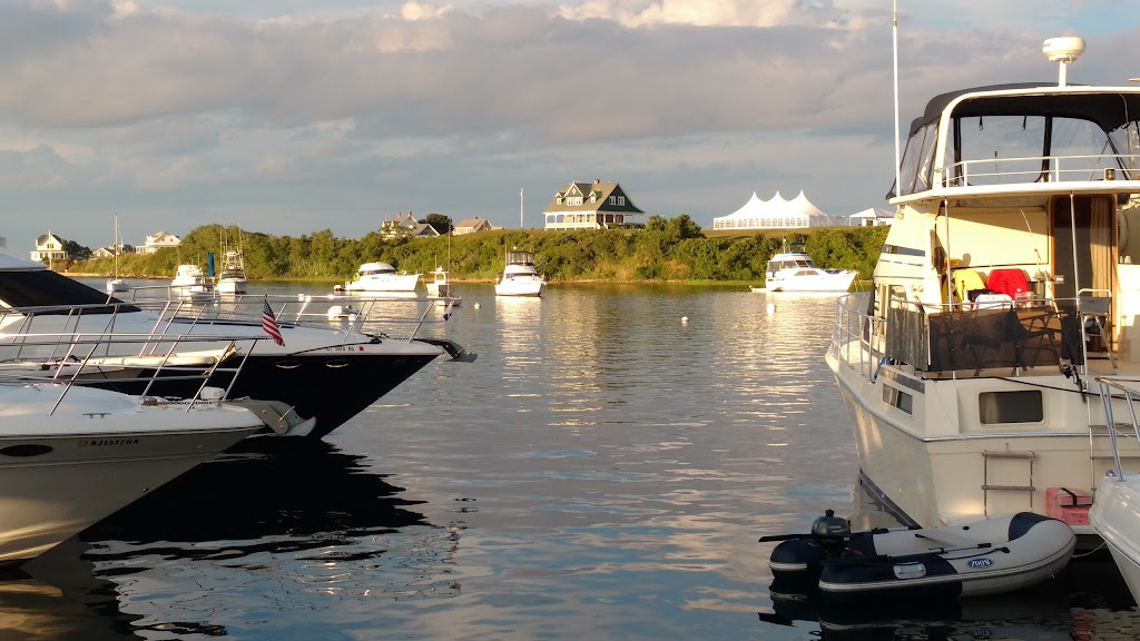 Mahogany Shoals | restaurant | 133 Ocean Ave, New Shoreham, RI 02807, USA | 4014665572 OR +1 401-466-5572