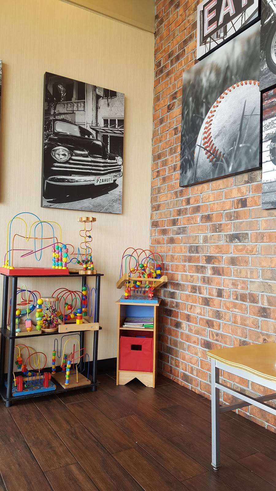 Pizza Hut | meal takeaway | 10815 Veterans Memorial Dr #1300, Houston, TX 77067, USA | 2815871792 OR +1 281-587-1792