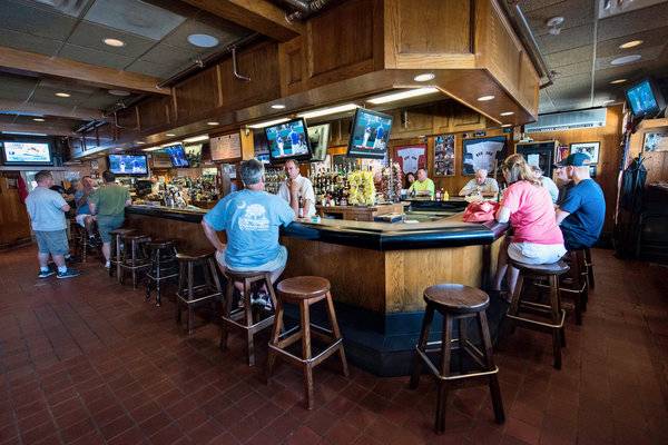 The Eire Pub | restaurant | 795 Adams St, Dorchester Center, MA 02124, USA | 6174360088 OR +1 617-436-0088