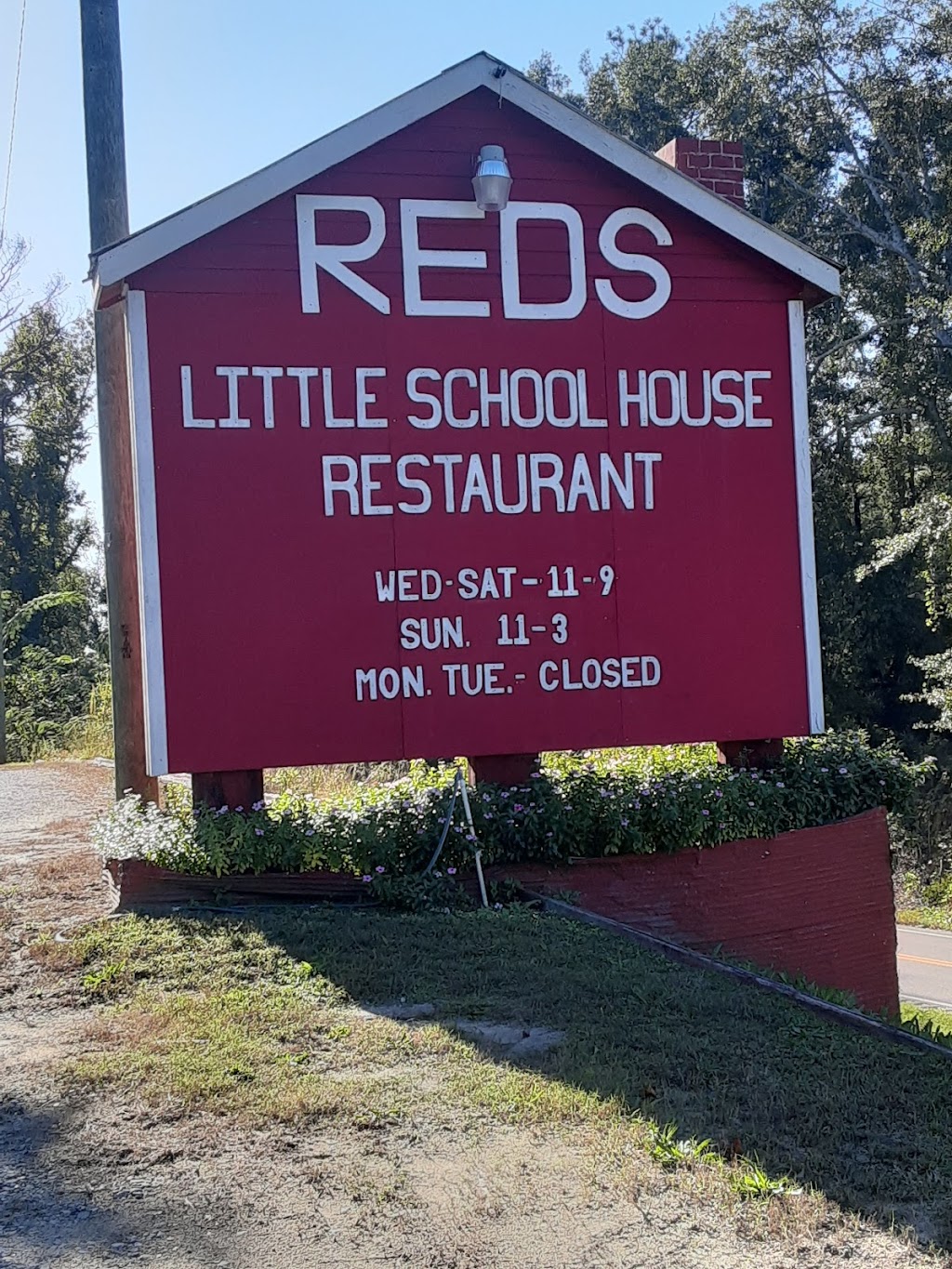 Reds Little School House | restaurant | 20 Gardner Rd, Grady, AL 36036, USA | 3345847955 OR +1 334-584-7955