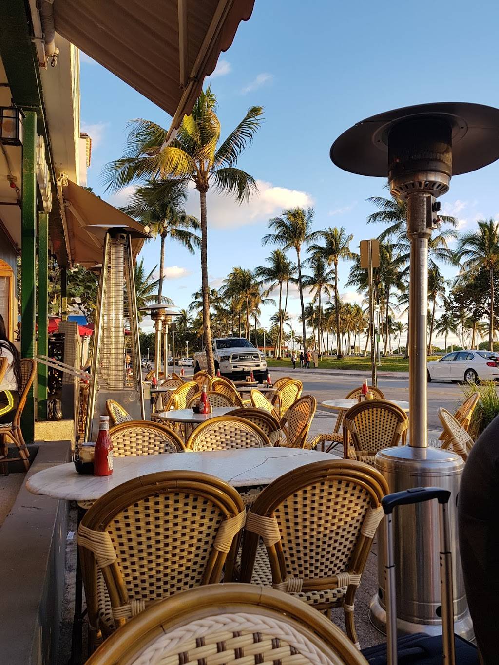 News Cafe | cafe | 800 Ocean Dr, Miami Beach, FL 33139, USA | 3055386397 OR +1 305-538-6397