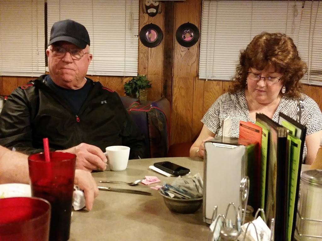 Daryls Dine-In | restaurant | US-40, St Elmo, IL 62458, USA | 6188299727 OR +1 618-829-9727