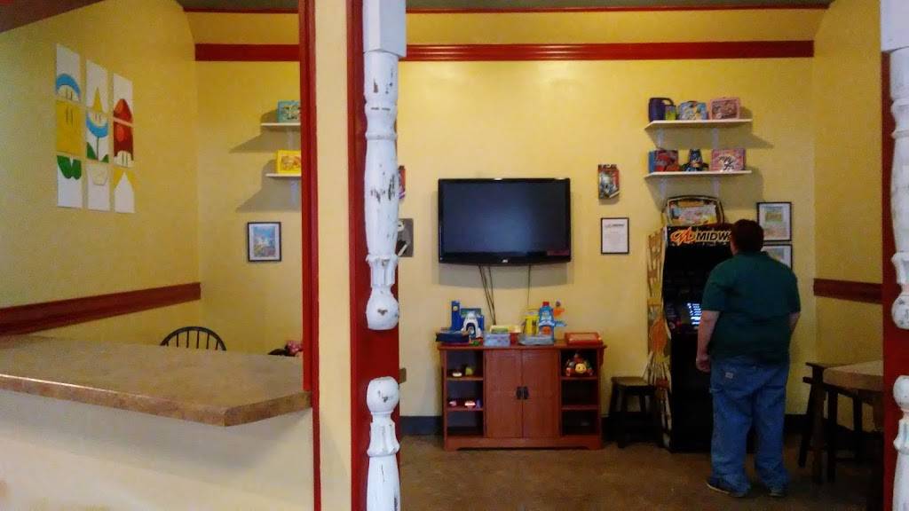 The Lunch Box | restaurant | 901-1099 E Cloverland Dr, Ironwood, MI 49938, USA | 9063648102 OR +1 906-364-8102