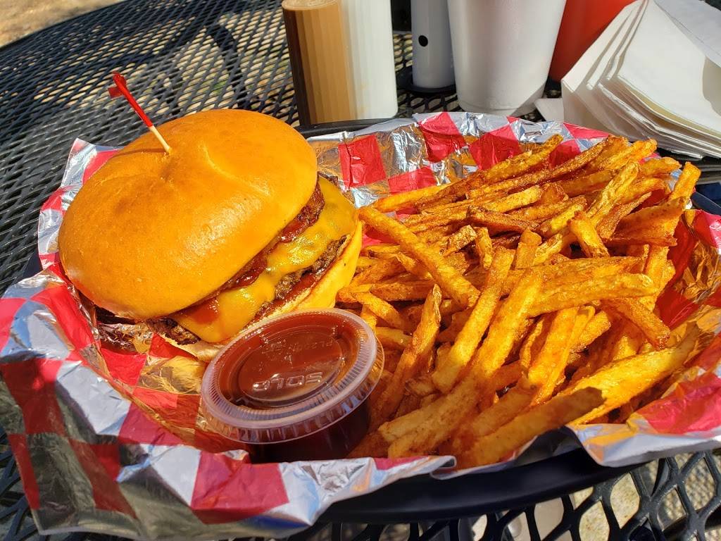 Mooneys Sunset Bar & Grill | restaurant | 320 Lake Front St, Disney, OK 74340, USA | 9184355200 OR +1 918-435-5200