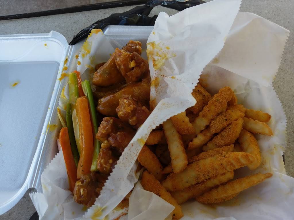 Crumpys Hot Wings On Highland | restaurant | 671 S Highland St, Memphis, TN 38111, USA | 9014435857 OR +1 901-443-5857