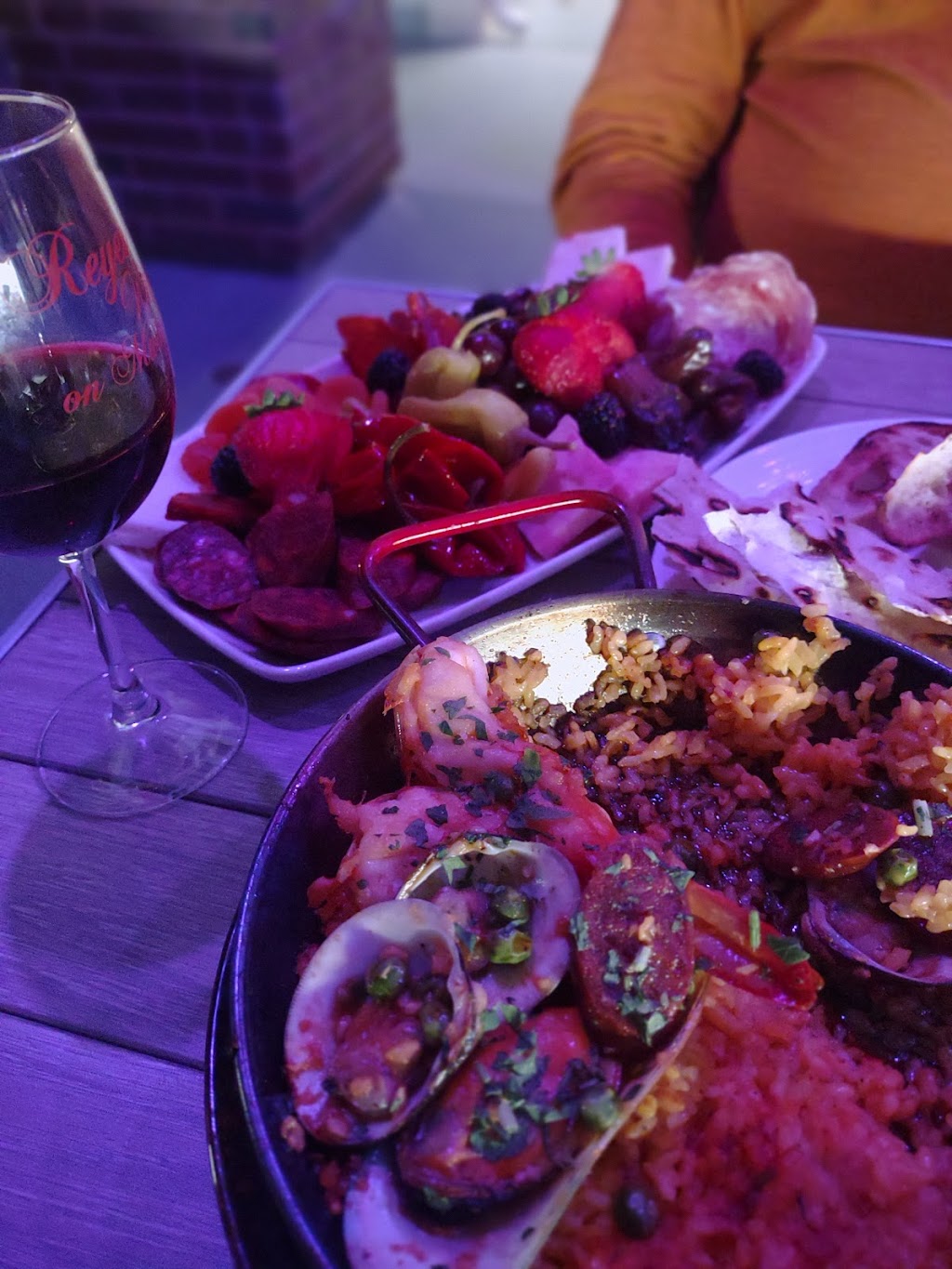 Reyes Winery on Main | restaurant | 24329 Main St, Santa Clarita, CA 91321, USA | 6616217777 OR +1 661-621-7777