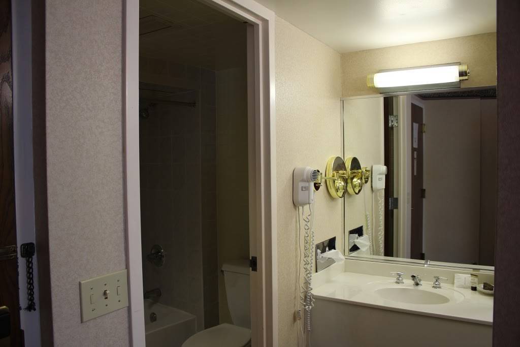 The Plaza Hotel & Suites | restaurant | 201 N 17th Ave, Wausau, WI 54401, USA | 7158454341 OR +1 715-845-4341