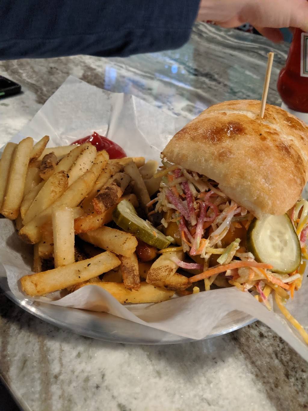 Skaliwags Burger Company | restaurant | 121 N Adams St, Green Bay, WI 54301, USA | 9204550075 OR +1 920-455-0075