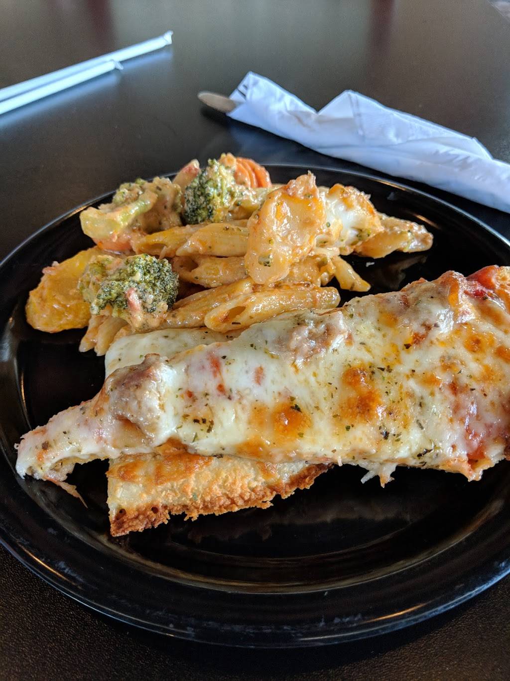 Papis Pizza Cafe | restaurant | 150 E Station St, Kankakee, IL 60901, USA | 8155735740 OR +1 815-573-5740